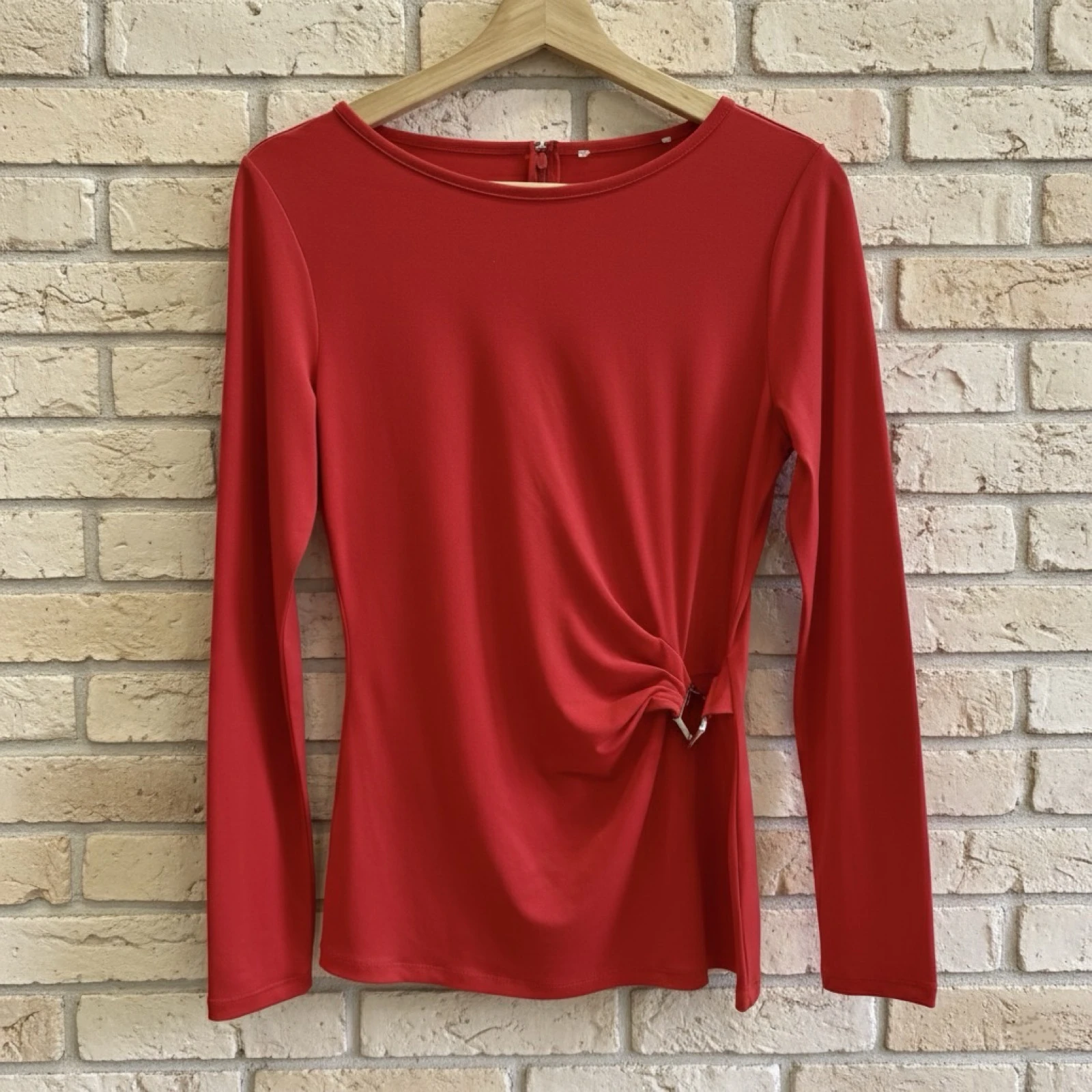 Camiseta roja con detalle lateral